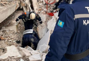 Казахстанские спасатели вытащили из завала еще трех человек в Турции
