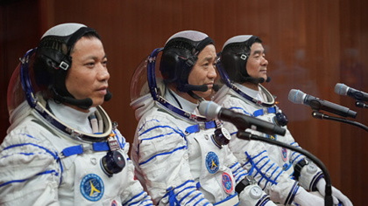 Космонавты Китая совершили первый выход в открытый космос