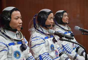 Космонавты Китая совершили первый выход в открытый космос