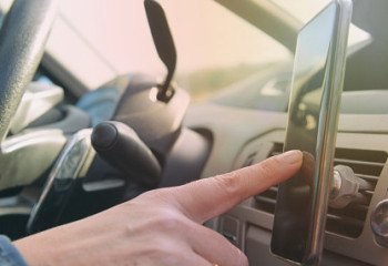 Столичного водителя оштрафовали за просмотр видео за рулем