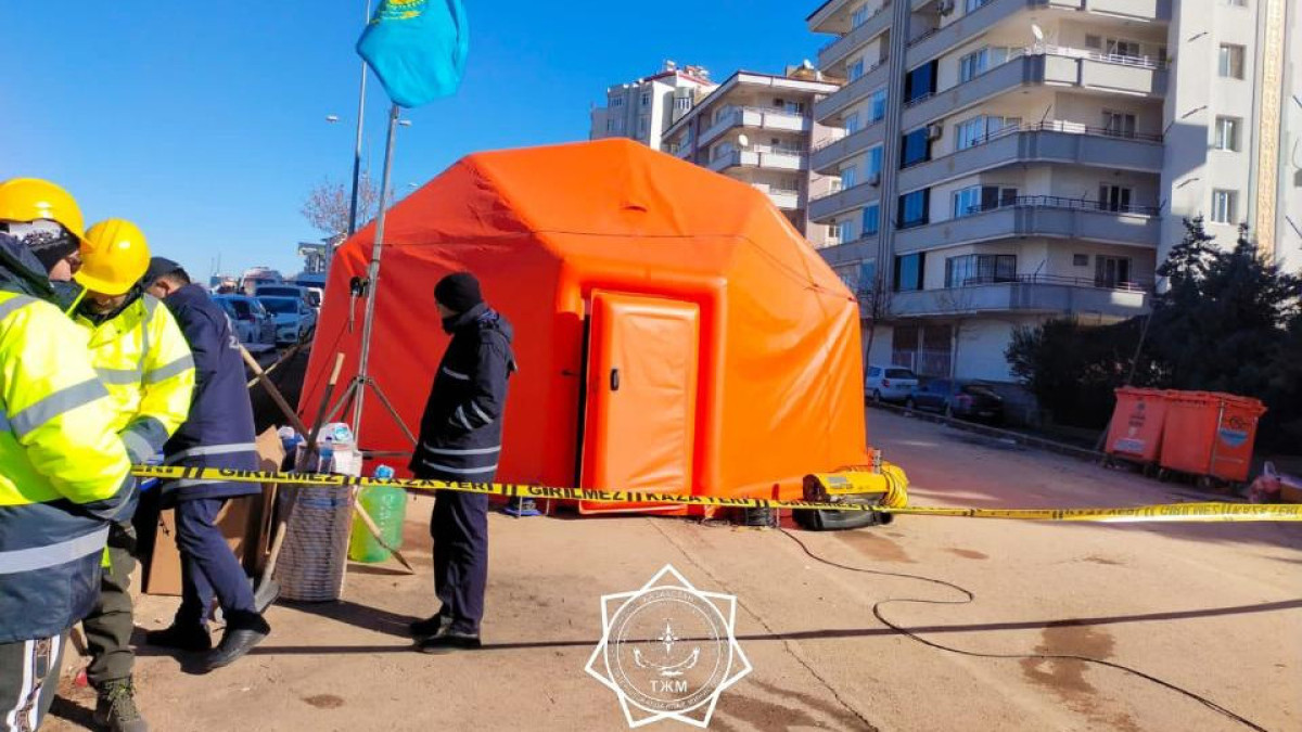 Казахстанские медики МЧС развернули пункт медпомощи в Газиантепе