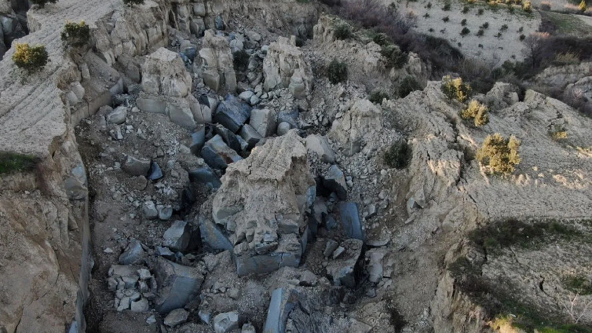 Видео: 200-метровый разлом образовался после землетрясения в Турции
