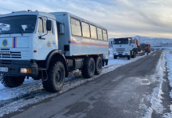 Свыше 200 машин скопилось на трассе Туркестанской области перед закрытым участком