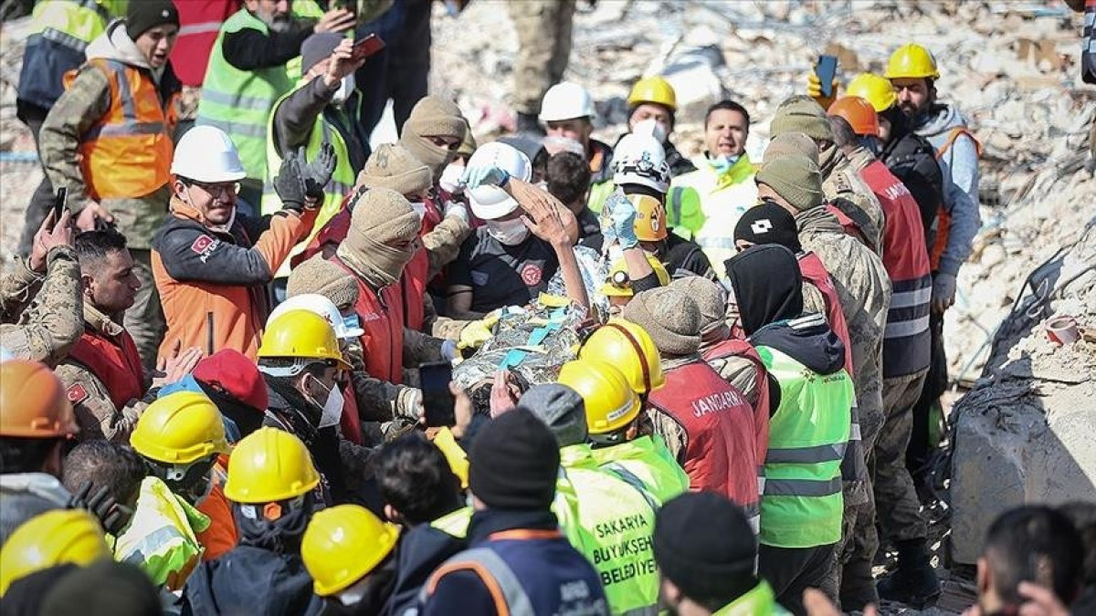 128 часов под завалами в Турции провела 10-летняя Зелиха и выжила