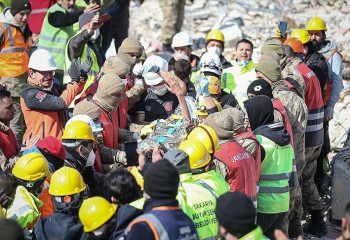 128 часов под завалами в Турции провела 10-летняя Зелиха и выжила