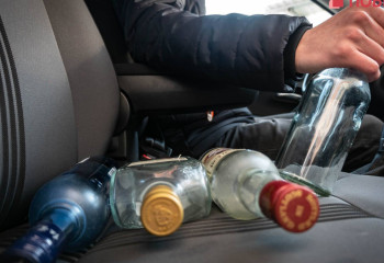 Пьяный водитель протащил патрульного полицейского 200 метров в Темиртау