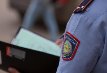 Теміртауда мас жүргізуші полиция қызметкерін 200 метрге сүйреп әкетті