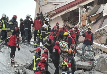 Түркияда 155 сағат үйінді астында қалған бала құтқарылды