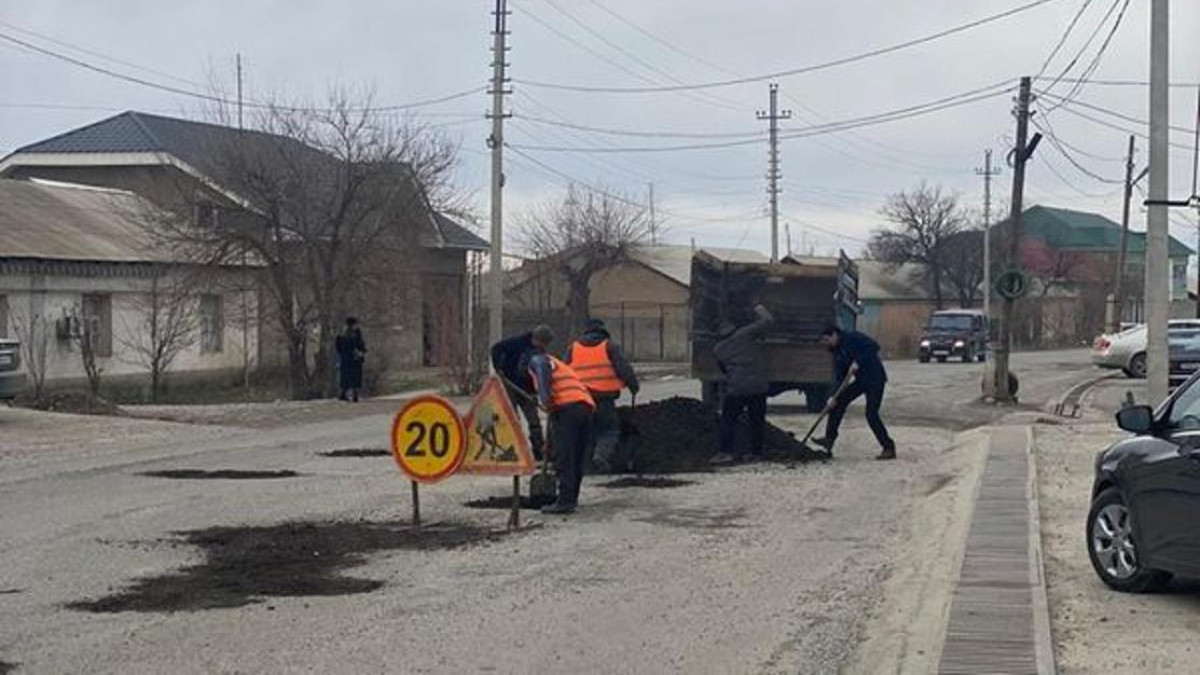 В Шымкенте ремонтируют дороги поврежденные дождем