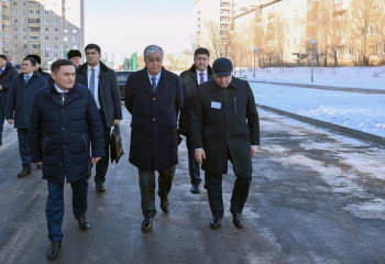 Президент прошел по дворам Степногорска и побеседовал с местными жителями