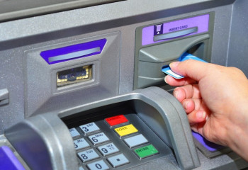 Банк қызметкерлері қазақстандықтардың шотынан ақша шешкен