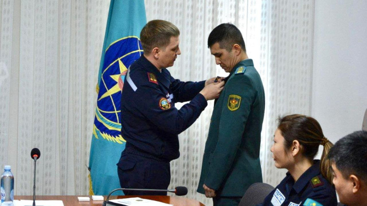 Медалью наградили военнослужащего, спасшего из огня женщину в Талдыкоргане