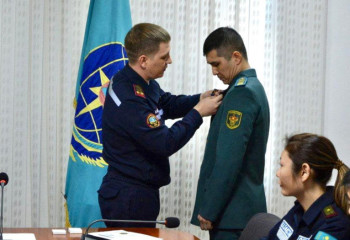 Медалью наградили военнослужащего, спасшего из огня женщину в Талдыкоргане