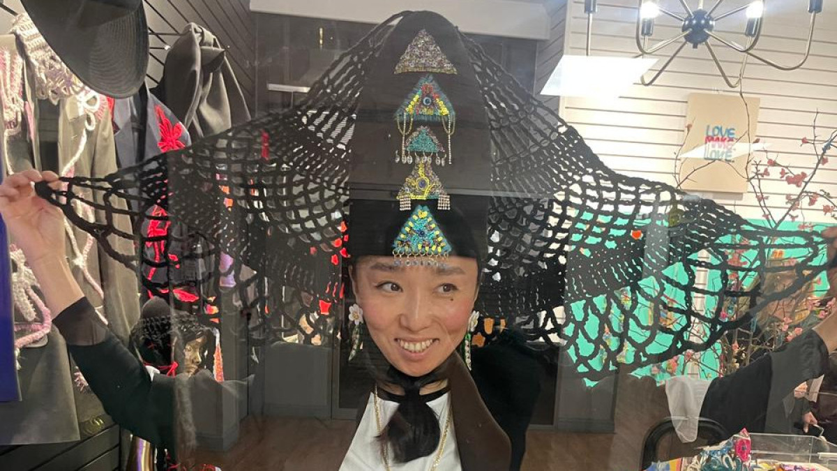 Казахстанский дизайнер представила саукеле на выставке в Нью Йорке