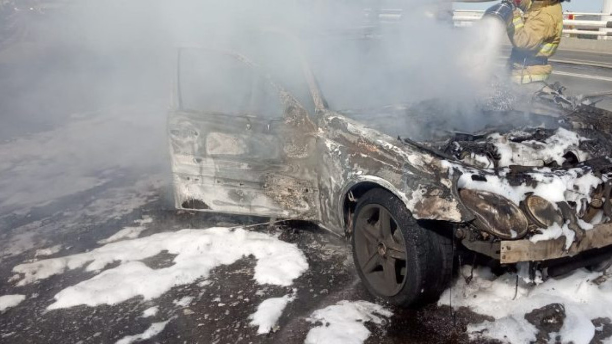 Автомобиль сгорел на трассе в Акмолинской области