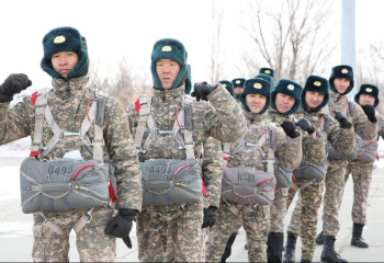 Десантшылар ұшақтан парашютпен секіруді орындады