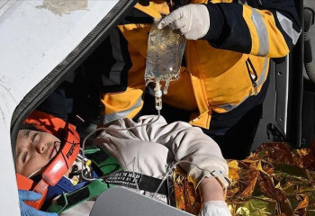 Түркияда зілзаладан кейін 248 сағат өткенде 17 жастағы қыз құтқарылды