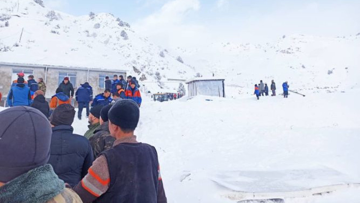 Три человека пострадали из-за схода лавин в Кыргызстане