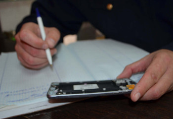 Видеокамеры в столичном автобусе зафиксировали момент кражи