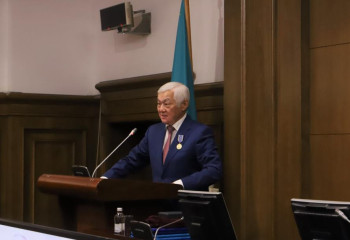 Медаль «Еңбек ардагері» Бердибеку Сапарбаеву вручила Тамара Дуйсенова