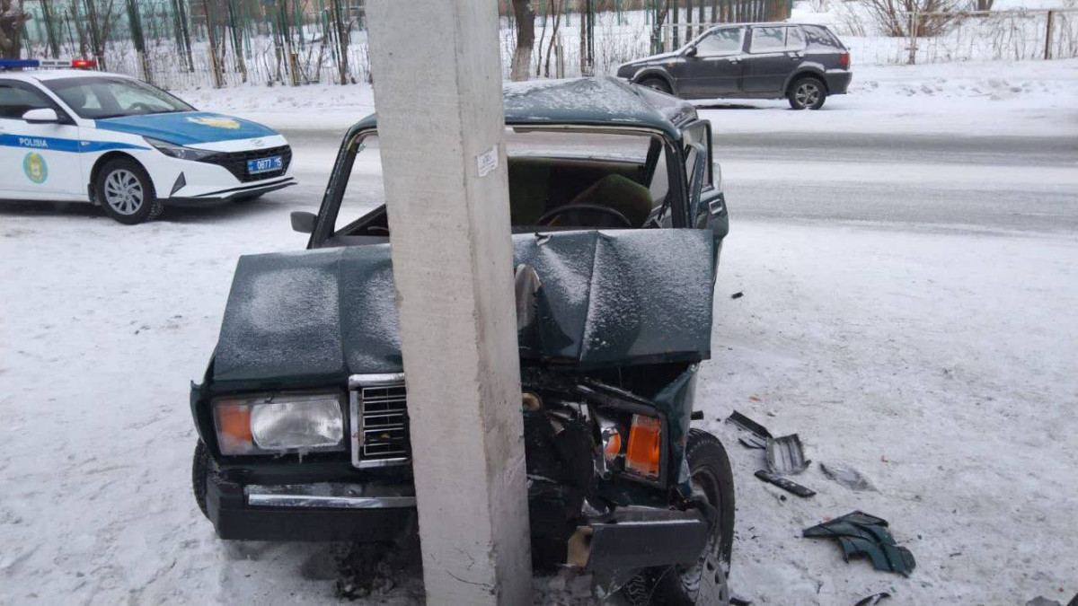Врезались в столб: ДТП с участием двух машин произошло в Петропавлоске