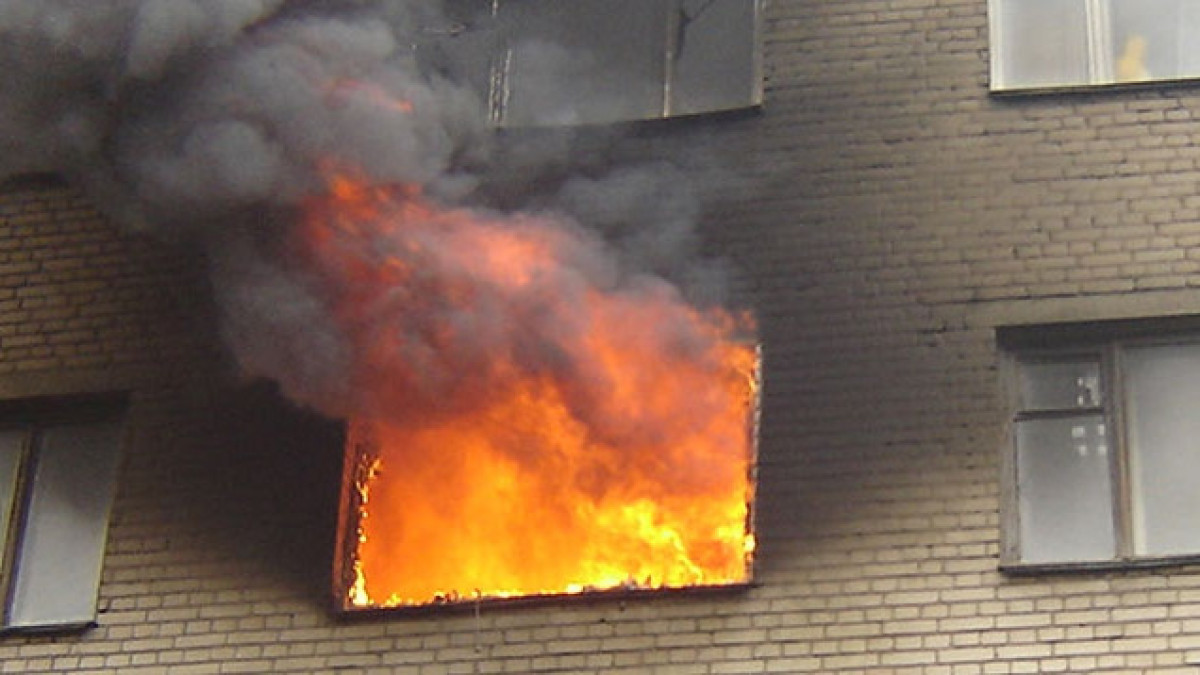 Полицейские спасли жителей многоэтажки при пожаре в Атырау