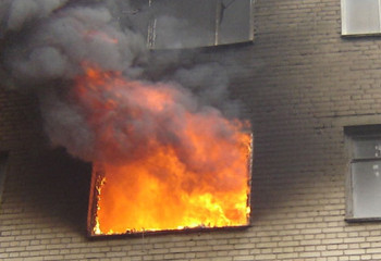 Полицейские спасли жителей многоэтажки при пожаре в Атырау