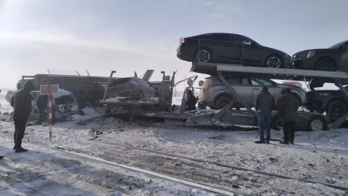 Поезд и автовоз столкнулись в Актюбинской области