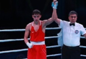 Казахстанский боксер нокаутировал четырехкратного чемпиона на турнире в Болгарии