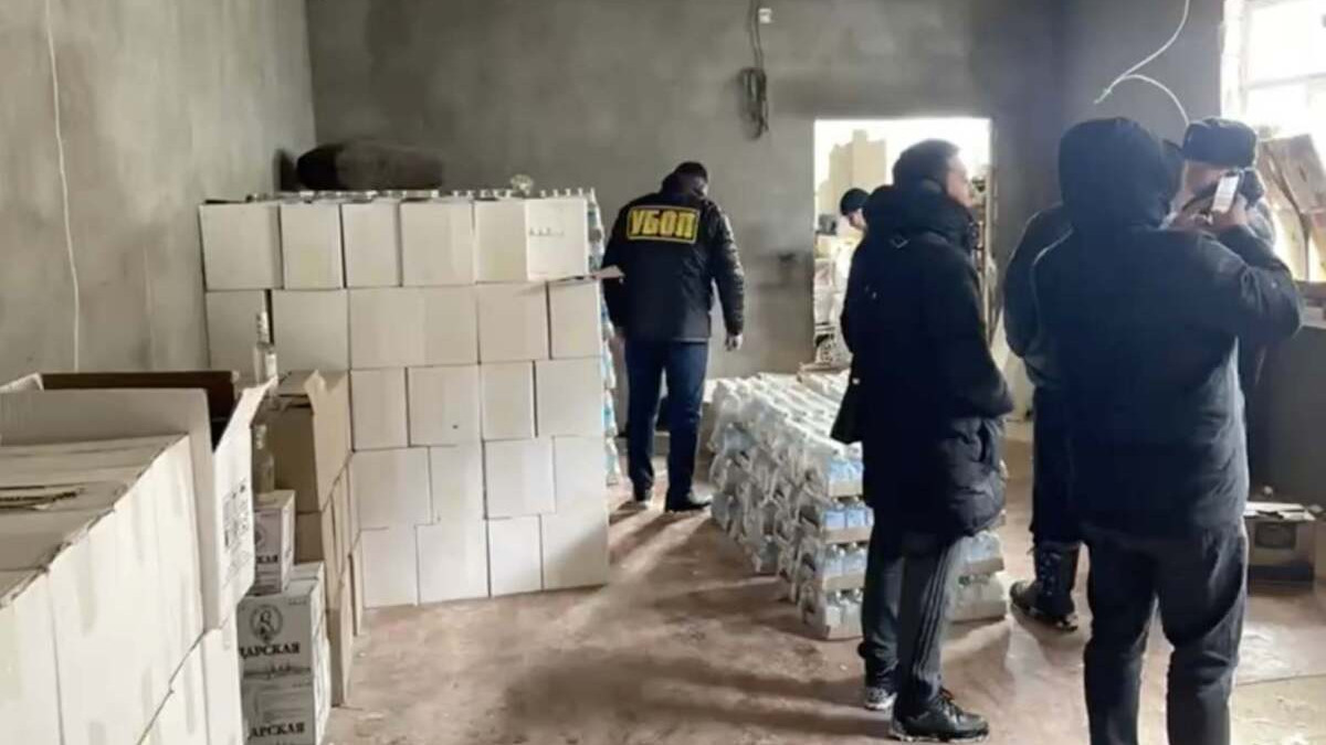 3,5 тысячи литров нелегального алкоголя нашли на складе в Атырауской области