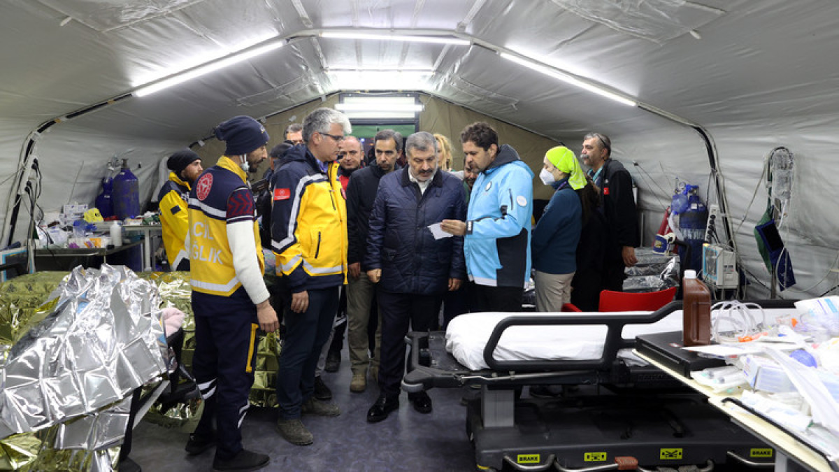 В Турции перевозят раненых после новых землетрясений