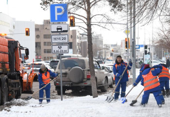 Более двух тысяч рабочих вышли на уборку снега в Астане