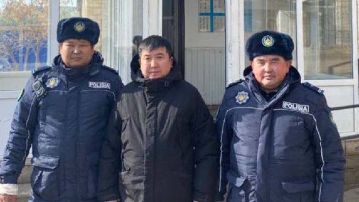 Троих подростков эвакуировали полицейские из горящего дома в Атырауской области
