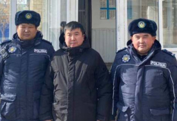 Троих подростков эвакуировали полицейские из горящего дома в Атырауской области