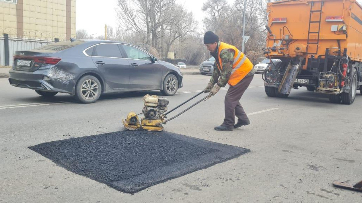 На месяц раньше начнут ремонт дорог в Алматы