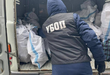 500 блоков сигарет и тонна спирта изъяты у жительниц Уральска