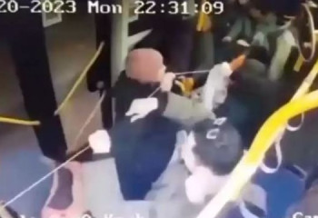 Астанада жолаушылар автобустың ішіне іш киім жайған