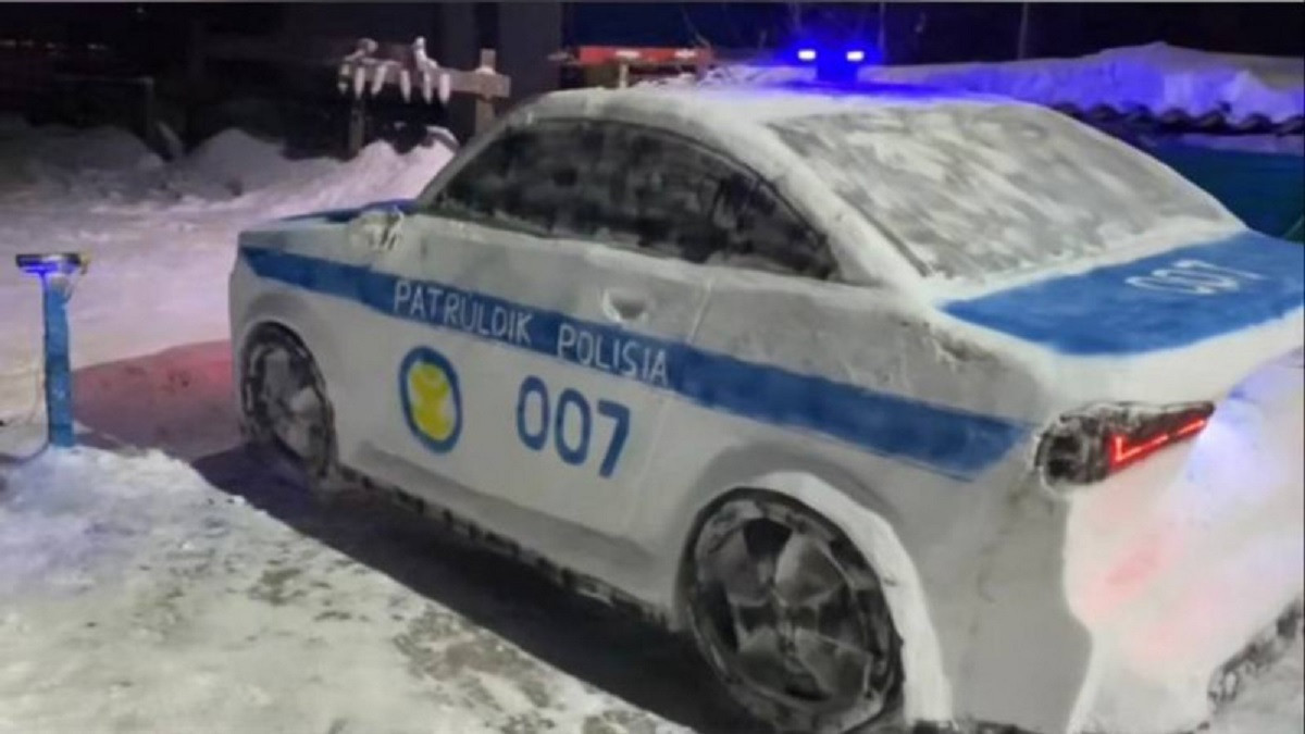 Батыс Қазақстан тұрғыны қардан полиция көлігінің мүсінін жасады