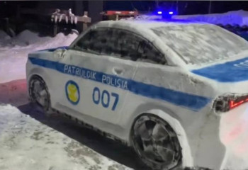 Батыс Қазақстан тұрғыны қардан полиция көлігінің мүсінін жасады