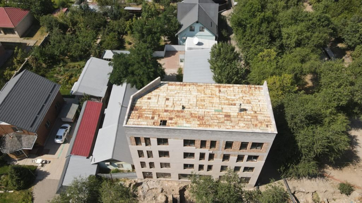 Построенное с нарушениями административное здание снесут в Алматы