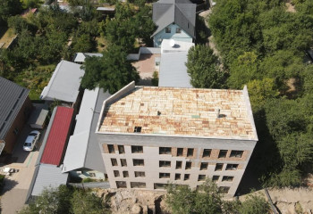 Построенное с нарушениями административное здание снесут в Алматы