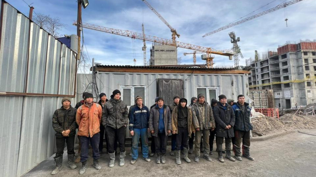 «Работали за 250 тысяч тенге»: нелегалы из Узбекистана строили новый ЖК в Алматы