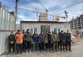 «Работали за 250 тысяч тенге»: нелегалы из Узбекистана строили новый ЖК в Алматы