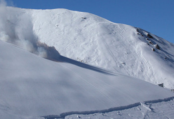 Алматыда қар көшкіні мен су тасқыны: Тұрғындарға ескерту жасалды