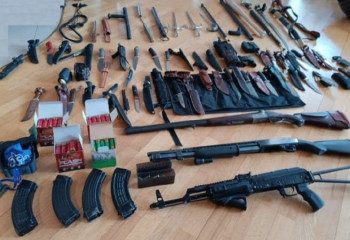 Кинжалы, сабли и автоматы: КНБ пресек крупный канал оборота оружия