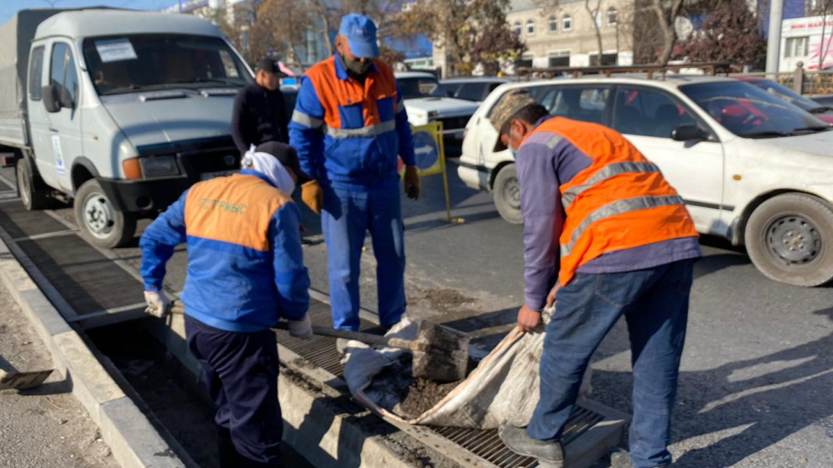 450 кубов мусора вывезли из городских каналов Шымкента