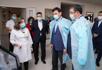 Алтай Кульгинов проинспектировал Центр ядерной медицины и онкологии
