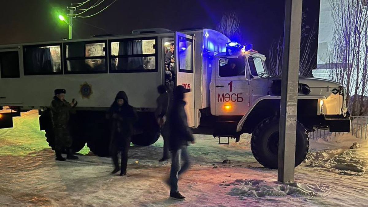 Спасатели эвакуируют людей  с дорог Актюбинской области из-за непогоды