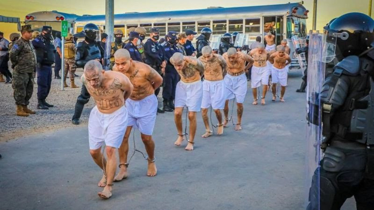 Мега-тюрьма для гангстеров открылась в Сальвадоре
