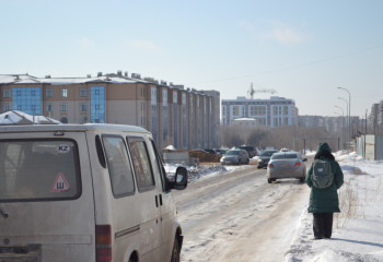«Страшно детей одних отпускать». Жильцы новостроек в Караганде жалуются на бездорожье